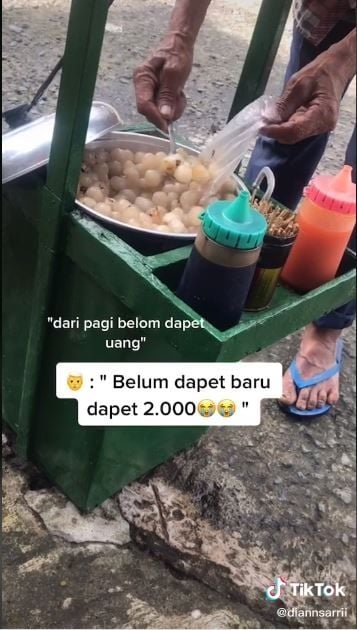 Kakek pedagang cilok keliling (TikTok @aquariusneh)