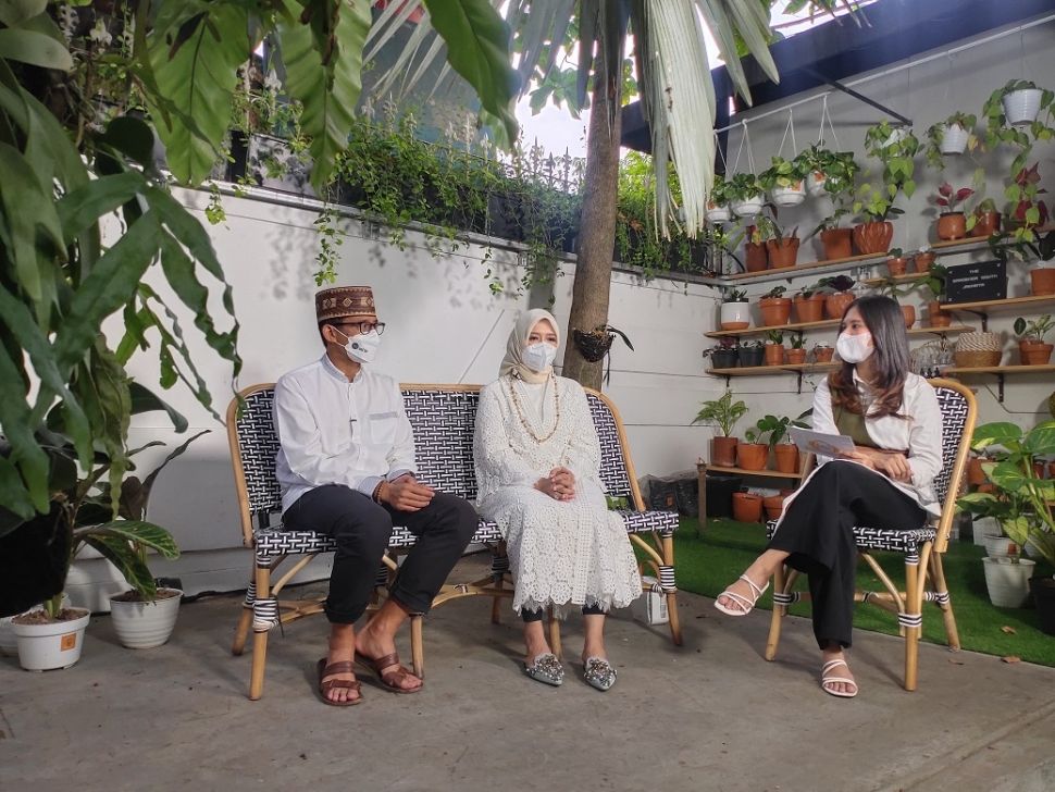 Menteri Pariwisata dan Ekonomi Kreatif (Menparekraf) Sandiaga Uno bersama istri Nur Asia Uno di Nur Corner, Jalan Jenggala, Jakarta Selatan, Senin (3/5/2021). [Suara.com/Ria]