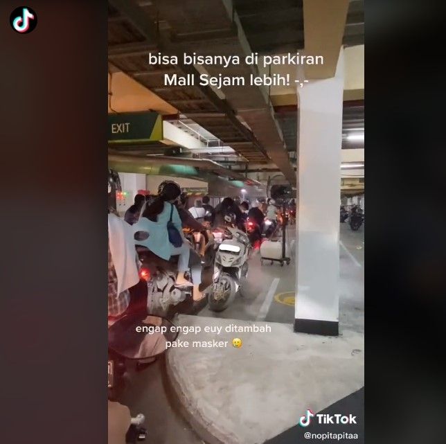 Antre keluar parkir mal sampai sejam (tiktok)