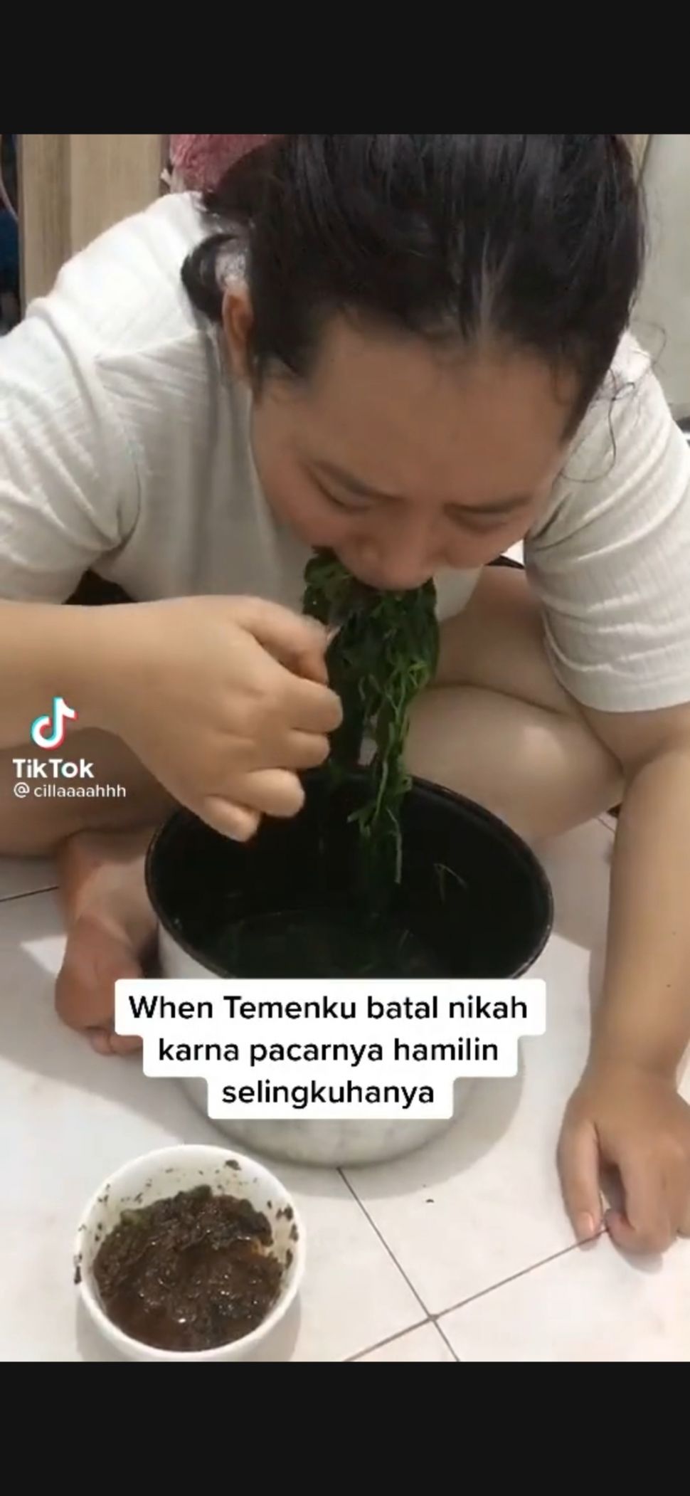 Viral lahap sayur bayam karena gagal menikah. (dok. TikTok)