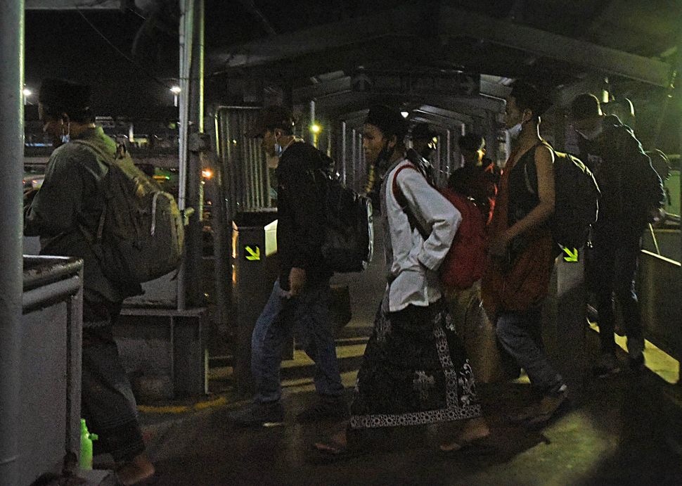 Sejumlah calon penumpang yang akan menyeberang ke Sumatera antre masuk ke kapal ferry di Pelabuhan Merak Banten, Selasa (4/5/2021) dinihari. ANTARA FOTO/Asep Fathulrahman