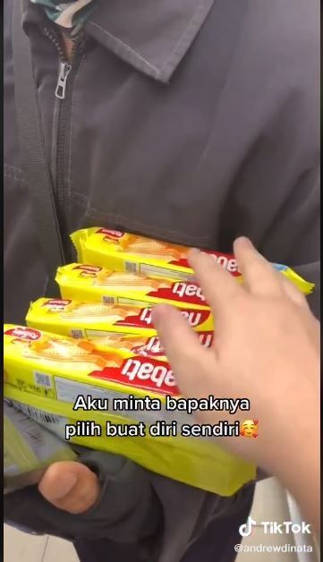 Bapak ini sebut wafer sebagai kue lebaran (TikTok @andrewdinata)