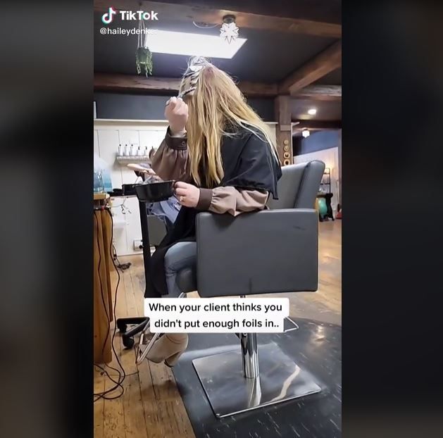Viral Wanita Tambahkan Cat Rambut Sendiri di Salon, Panen Kritikan (tiktok.com/@haileydenker)