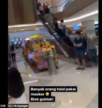 Viral bapak gendong anak di mal tak pakai masker. Si bapak malah menghina orang-orang yang pakai masker dengan sebutan orang pakai masker tolol atau bodoh.