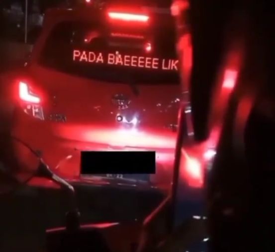 Running text di kaca belakang mobil yang bikin ngakak. (TikTok/finoagist_)