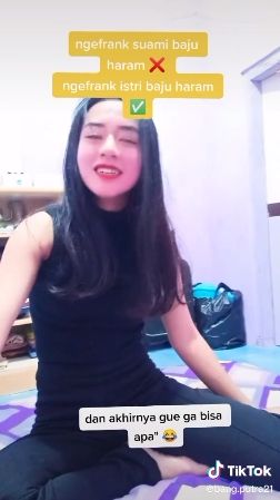 Reaksi istri lihat suami pakai baju haram. (Tiktok/@bang_putra21)