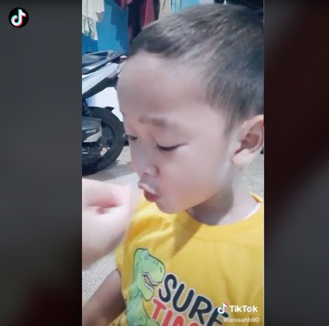 Bocah hobi makan pedas (tiktok)