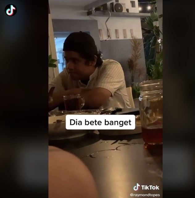 Datang bukber sama cewek, pacar si cewek malah ikut (tiktok)