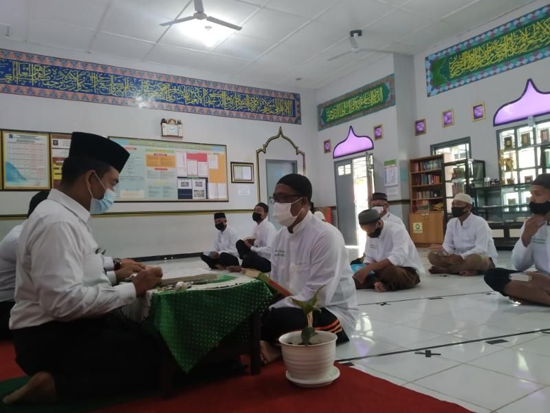 Seorang warga binaan Lapas Kelas II B Cebongan sedang 'setor hafalan Al Quran', di masjid Lapas, Rabu (5/5/2021). (kontributor/uli febriarni)