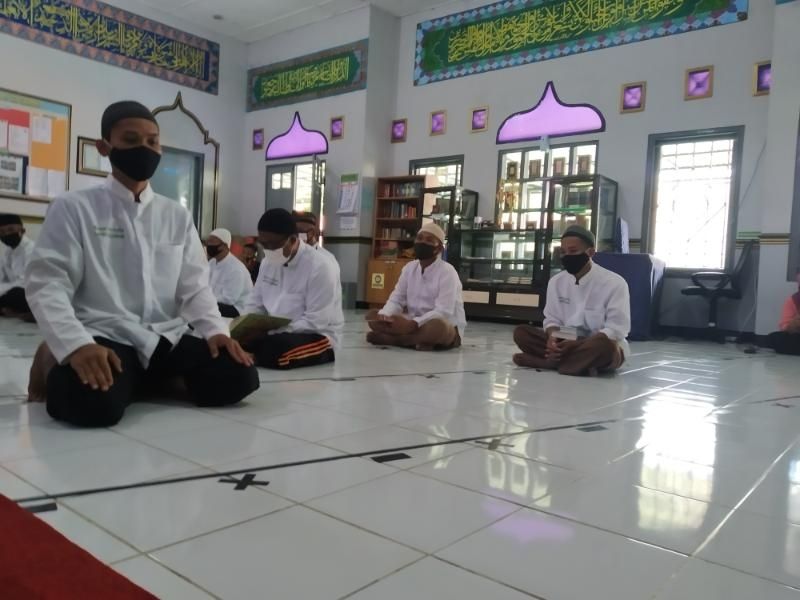 Seorang warga binaan Lapas Kelas II B Cebongan sedang praktik salat, di masjid Lapas, Rabu (5/5/2021). (kontributor/uli febriarni) 