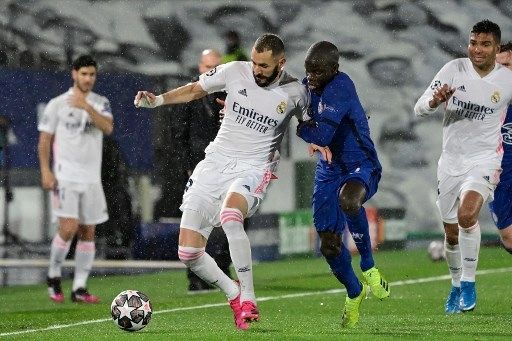 Pemain Chelsea N'Golo Kante berebut bola dengan pemain Real Madrid dalam pertandingan leg pertama semifinal Liga Champions di Estadio Alfredo Di Stefano, 28 April 2021 [AFP]