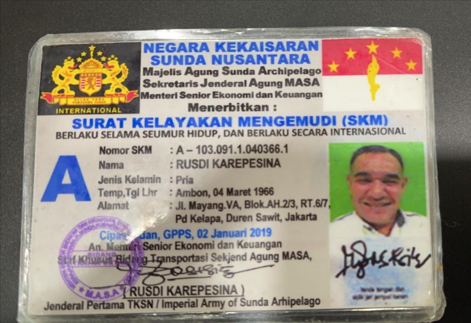 Pengemudi mobil Mitsubishi Pajero Sport bernama Rusdi Karepesina memakai plat nomor palsu SN 45 RSD ditilang polisi di Gerbang Tol Cawang, Jakarta Timur, Rabu (5/5/2021). Kepada polisi dia mengaku warga warga Negara Kekaisaran Sunda Nusantara. (Dok. Ist)