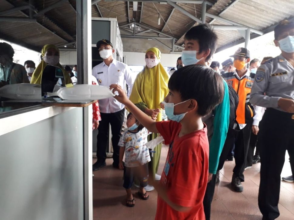 Wagub Banten Andika Hazrumy tinjau pemeriksaan GeNose di Pelabuhan Merak [Suara.com/Adi Mulyadi]