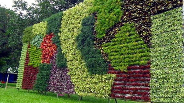 Vertical garden sebagai pagar tanaman. (Industrytap.com)