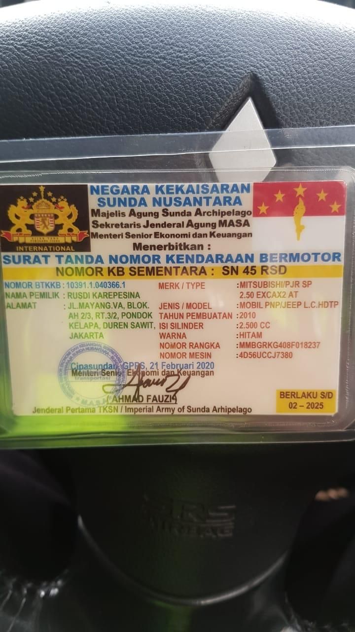 Pengemudi mobil Mitsubishi Pajero Sport bernama Rusdi Karepesina memakai plat nomor palsu SN 45 RSD ditilang polisi di Gerbang Tol Cawang, Jakarta Timur, Rabu (5/5/2021). Kepada polisi dia mengaku warga warga Negara Kekaisaran Sunda Nusantara. (Dok. Ist)