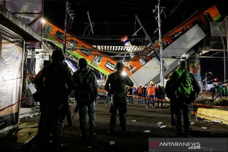 Kecelakaan kereta bawah tanah setelah jalan layang ambruk.[ANTARA FOTO/REUTERS / Luis Cortes/aww.]