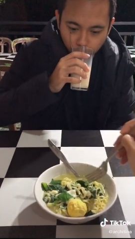 Respon suami saat istri ngidam. (Tiktok/@architiaa)