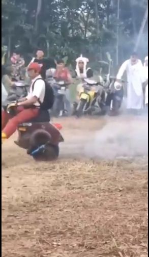 Atraksi vespa roda satu. (Twitter/@kxwibisono)