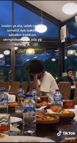 Teman tidak datang saat buka bersama. (Tiktok/@dnizlle)