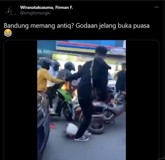 Aksi baku hantam pengendara motor. (Twitter)