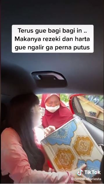 Denise Chariesta berbagi sembako (TikTok @denise.chariesta)