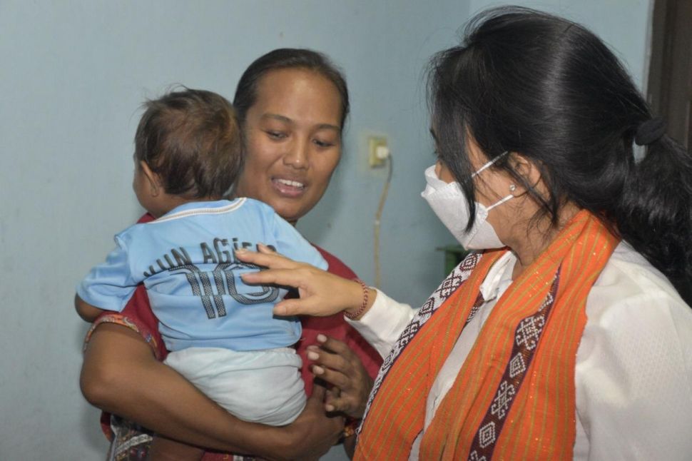 Sempat Terkubur Lumpur, Bayi 10 Bulan Selamat dari Banjir Bandang NTT. (KemenPPPA)