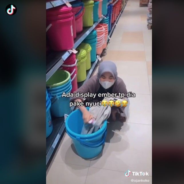 Aksi kocak istri tirukan pakai alat rumah tangga bikin ngakak (Tiktok)