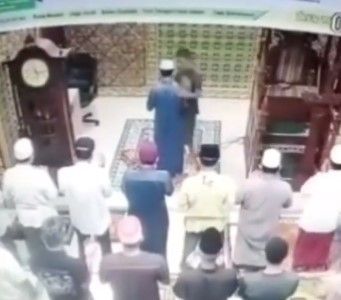 Imam masjid diserang pria misterius saat pimpin salat. (Instagram/@manaberita)