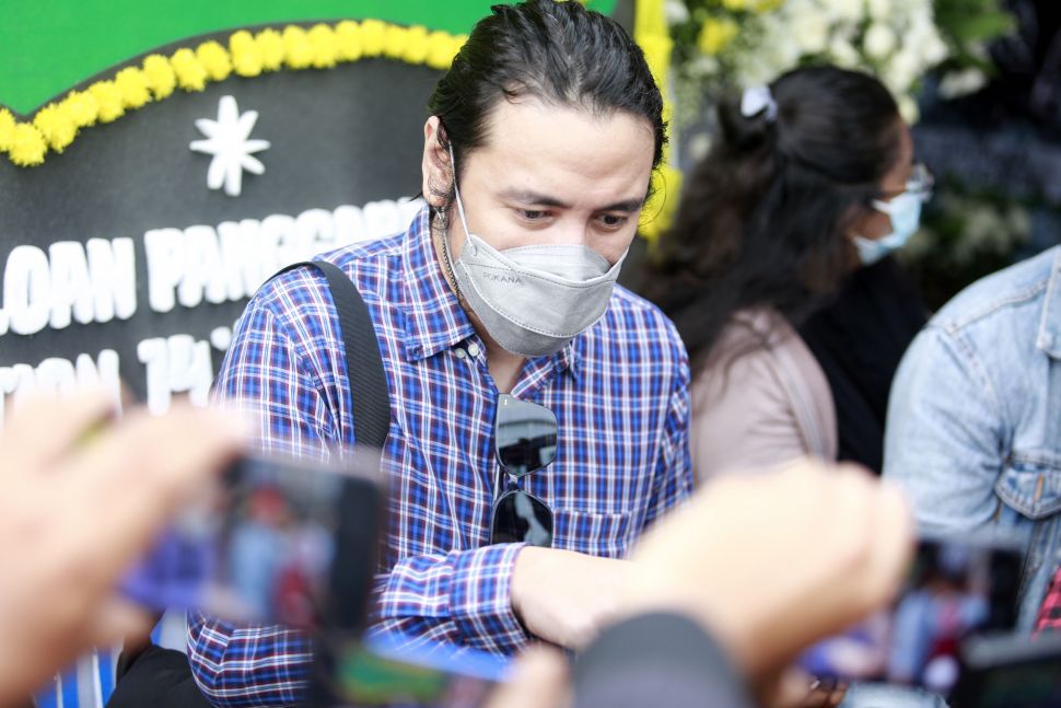 Penyanyi Ello atau Marcello Tahitoe menemui awak media usai melayat jenazah suami Joanna Alexandra,  Raditya Oloan di Rumah Duka RSPAD Gatot Subroto, Jakarta Pusat, Sabtu (8/5/2021). [Suara.com/Alfian Winanto]