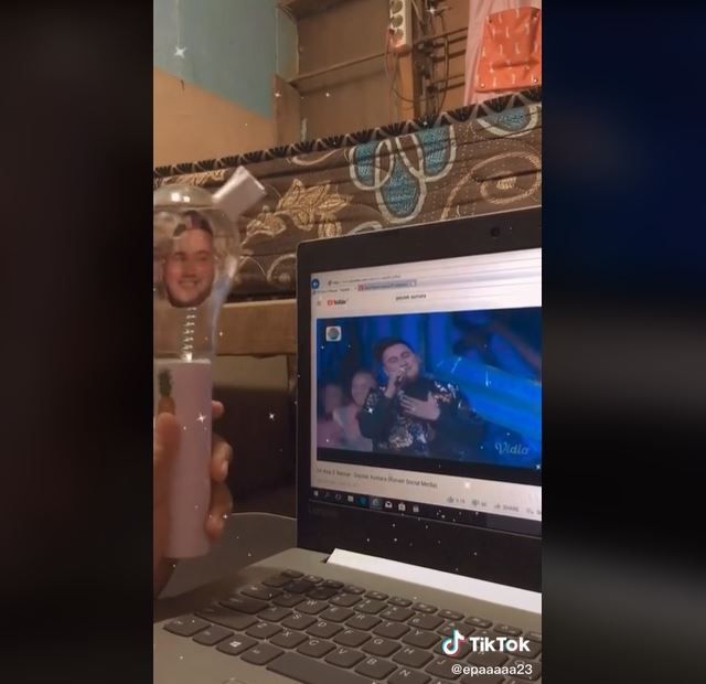 Viral Lightstick Nastar Bong untuk Pedangdut Nassar (tiktok.com/@epaaaaa23)