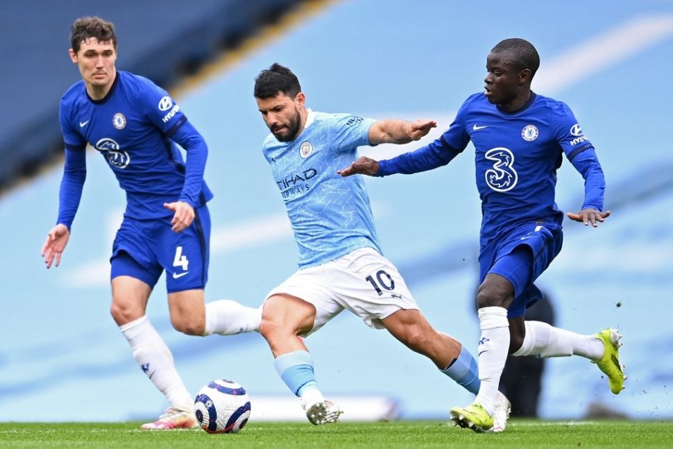 Penyerang Manchester City, Sergio Aguero (tengah) coba mempertahankan bola dari hadangan bek Chelsea, Andreas Christiansen dan gelandang N'Golo Kante dalam laga pekan ke-35 Liga Inggris di Etihad Stadium, Sabtu atau Minggu (9/5/2021) dini hari WIB. [Laurence Griffiths / POOL / AFP].