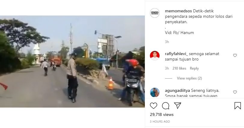 Detik-detik pengendara motor lolos penyekatan. (Instagram)