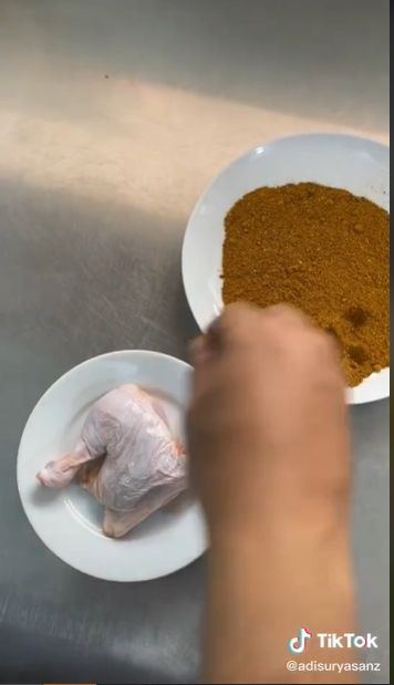 Viral Video Tutorial Masak, Kalimat Ini Malah Bikin Warganet Salfok. (TikTok/@adisuryasanz)