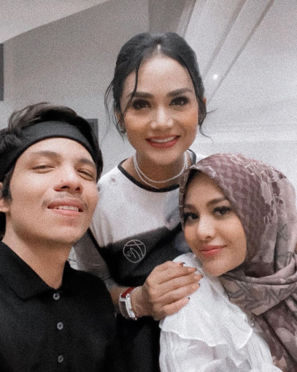 Aurel Hermansyah dan Atta Halilintar mengunjungi rumah Krisdayanti untuk melakukan buka puasa bareng. [Instagram]