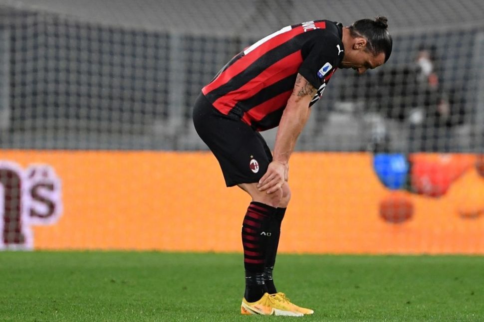 Penyerang AC Milan, Zlatan Ibrahimovic mengalami cedera paha pada laga Liga Italia kontra Juventus di Juventus Stadium, Turin, Senin (10/5/2021) dini hari WIB. [Isabella BONOTTO / AFP]