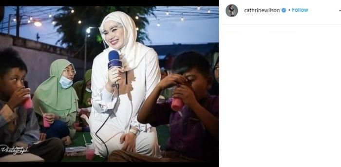 Potret Catherine Wilson berhijab saat ramadhan. (Instagram/cathrinewilson)