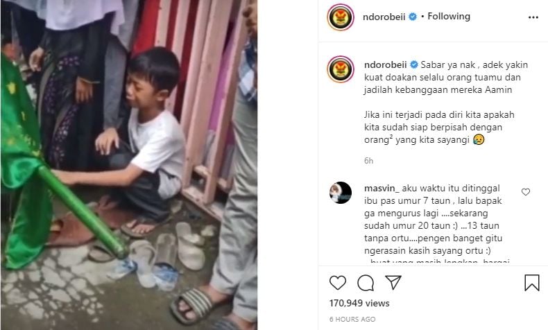 Bocah menangis di dekat keranda jenazah orang tuanya. (Instagram/ndorobeii)