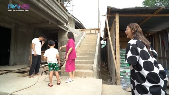 Sandal Nagita Slavina saat blusukan di rumah baru. (YouTube/Rans Entertainment)