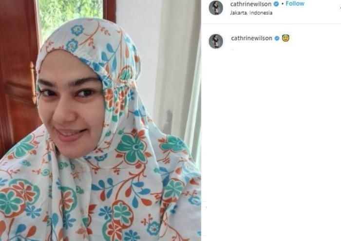 Potret Catherine Wilson berhijab saat ramadhan. (Instagram/cathrinewilson)