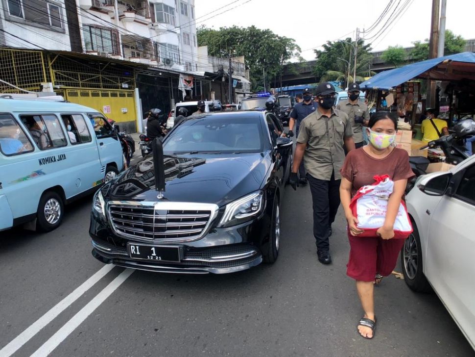 Presiden Jokowi membagi-bagikan sembako ke warga di kawasan Cideng, Jakarta Pusat, DKI Jakarta, Selasa (11/5/2021). [Fotografer Presiden/Agus Suparto]