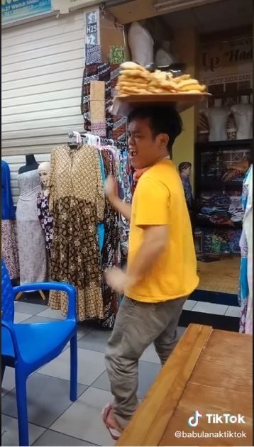 Penjual gorengan asyik joget (TikTok @babulanaktiktok)