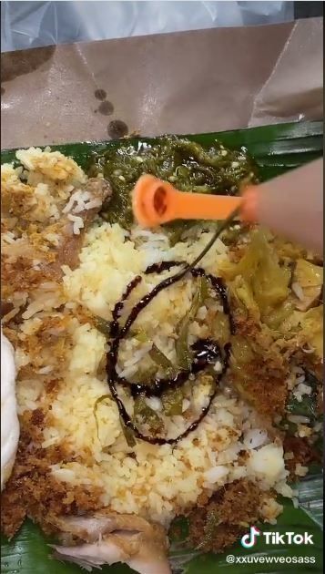 Makan nasi Padang pakai kecap (TikTok @xxuvewveosass)