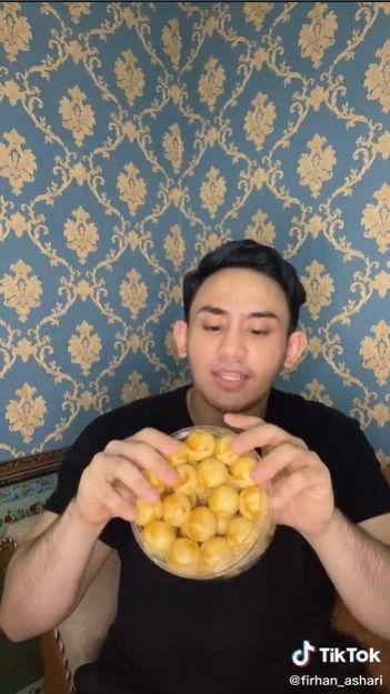 Suarakan Jeritan Hati Kaum yang Susah Buka Toples Kue, Video Pria Ini Viral. (@firhan_ashari)