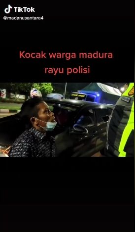 Aksi pemudik rayu polisi. (Tiktok/@madanusantara4)