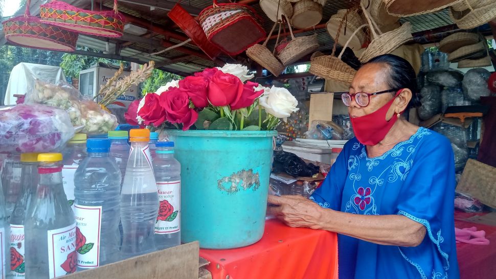 Penjual bunga di TPU Karet Bivac, Jakarta, hanya meraup sedikit untung jelang Idul Fitri 1442 Hijriah, tahun ini. Sebab, orang-orang dilarang berziarah untuk mengurai penyebaran Covid-19 di Tanah Air. [Suara.com/Yosea Arga Pramudita]