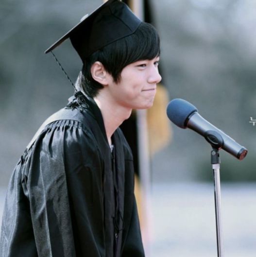 5 Potret Wisuda Artis Korea Song Joong Ki Sampai Yoona Snsd