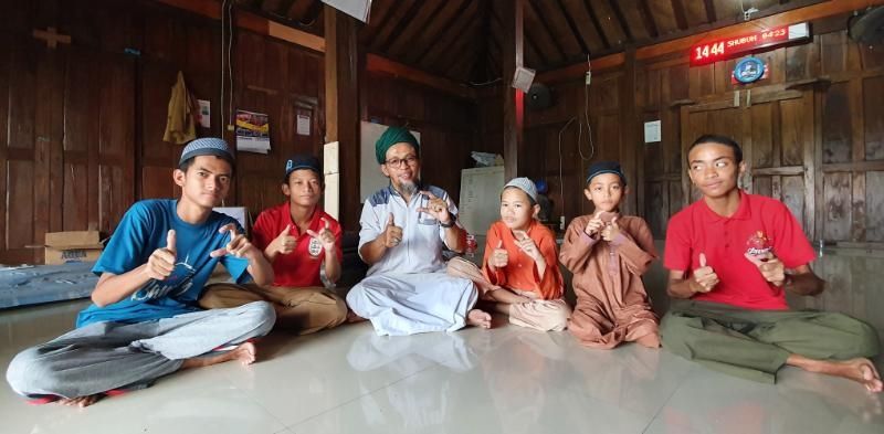  Ustaz Abu Kahfi bersama dengan beberapa santri yang masih berada di Pondok Pesantren Rumah Tahfidz Tunarungu Darul A’Shom yang berada di Dusun Kayen, Desa Condongcatur, Kecamatan Depok, Kabupaten Sleman, Selasa (11/5/2021). [Hiskia Andika Weadcaksana / SuaraJogja.id]