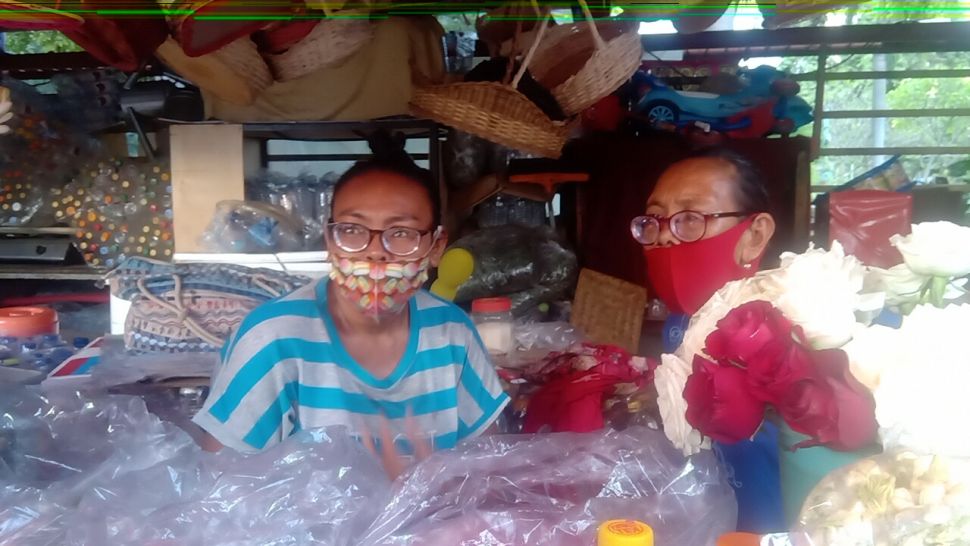 Penjual bunga di TPU Karet Bivac, Jakarta, hanya meraup sedikit untung jelang Idul Fitri 1442 Hijriah, tahun ini. Sebab, orang-orang dilarang berziarah untuk mengurai penyebaran Covid-19 di Tanah Air. [Suara.com/Yosea Arga Pramudita]