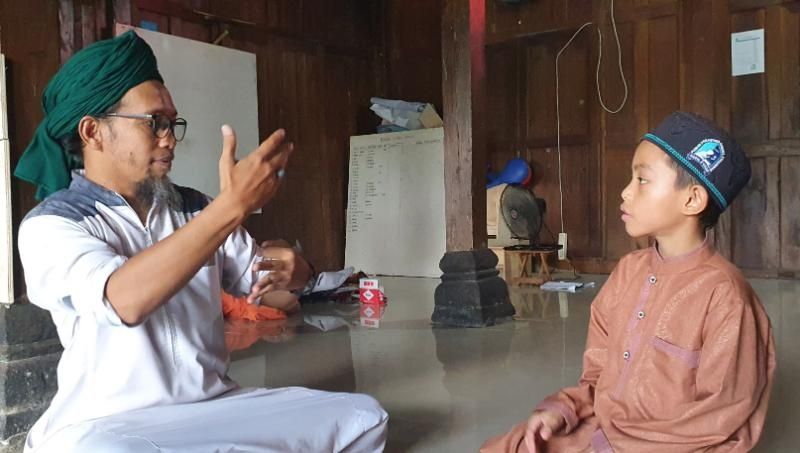  Ustaz Abu Kahfi bersama dengan beberapa santri yang masih berada di Pondok Pesantren Rumah Tahfidz Tunarungu Darul A’Shom yang berada di Dusun Kayen, Desa Condongcatur, Kecamatan Depok, Kabupaten Sleman, Selasa (11/5/2021). [Hiskia Andika Weadcaksana / SuaraJogja.id]