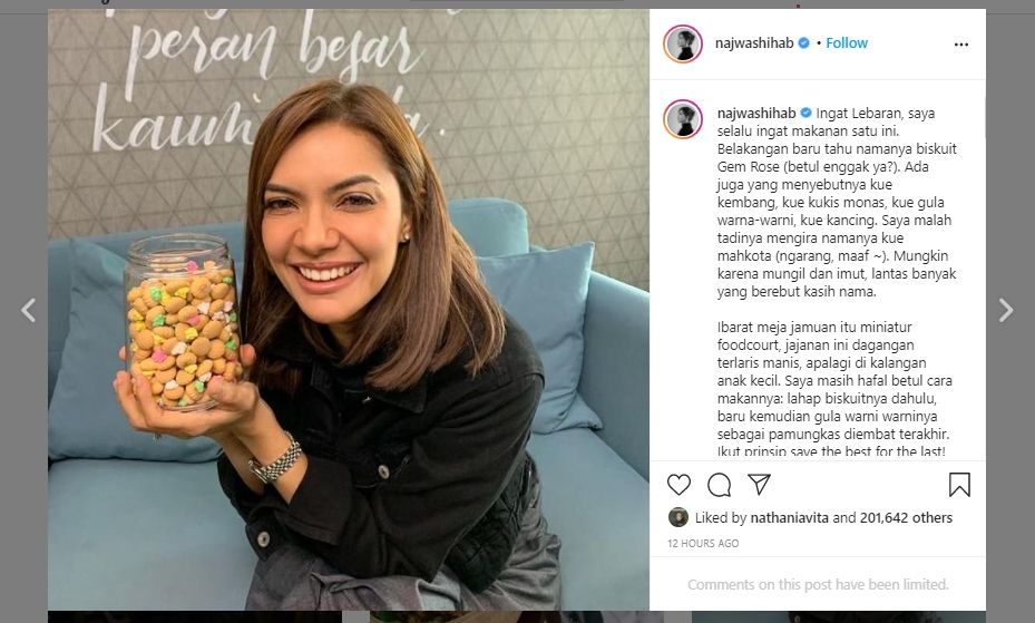 Najwa Shihab kenang momen Lebaran dalam setoples biskuit jadul kue mahkota. (Instagram/@najwashihab)